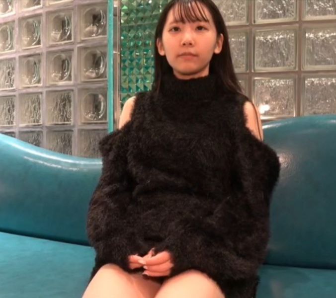 高颜值甜美大奶萌妹，沙发调情近距离拍摄再到床上操，快速抽插呻吟娇喘
